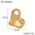 Macro-detail van de vergulde roestvrijstalen hart hanger met maten 2,5 cm en 2,1 cm - Gouden Onregelmatige Hart Stijl (BP47486BW0)
