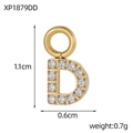 Dimensions du pendentif lettre D dorée avec zircons: 1,1 cm de hauteur et 0,6 cm de largeur - Style Lettre D (XP1879DD)