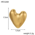 Macro-opname van de gouden hartvormige bedel van 1,7cm met afmetingen en gewicht - Mat Hart Stijl (HP2326B)