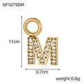 Détails du pendentif lettre M doré serti de zircons avec dimensions et poids du bijou - Style Lettre M (XP1879DM)