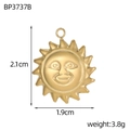 Detail eines 18K vergoldeten Edelstahl-Sonnenanhängers, Abmessungen 2,1 cm x 1,9 cm - Anthropomorphes Sonnenrelief Design (BP3737B-)