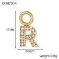 Détail du pendentif lettre R en or serti de zircons indiquant la hauteur de 1,1 cm - Style Lettre R (XP1879DR)