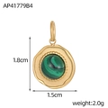 Macro-opname van ovale vergulde hanger met malachietsteen en getextureerde rand - Malachiet Groene Ronde Stijl (AP41779B4)