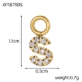 Détail du pendentif lettre S doré avec zircons montrant les dimensions 1,1cm x 0,5cm - Style Lettre S (XP1879DS)