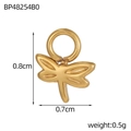 Vue macro du pendentif libellule dorée montrant les dimensions 0,8x0,7cm et 0,5g - Petite Forme de Libellule (BP48254B0)