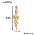 Détail du pendentif serpent doré avec texture d'écailles et dimensions de 3,1 cm par 0,9 cm - Forme de Serpent Texture Granuleuse (FP29830DW0)
