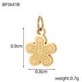 Makroaufnahme von Gold-Edelstahl-Pflaumenblüten-Anhänger mit Größenmessungen im Detail - Matte Pflaumenblütenform (BP3641B)
