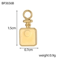 Nahaufnahme von goldfarbenem Stahl-Anhänger in Parfümflaschenform mit genauen Maßen - Quadratische Parfümflaschenform (BP3656B)