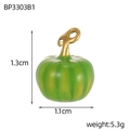 Dettaglio di un ciondolo a zucca verde da 1,3 cm con gambo dorato e peso di 5,3 g - Stile Zucca Verde (BP3303B1) / 1,3 cm x 1,1 cm