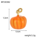 Dettaglio del ciondolo in acciaio inossidabile a forma di zucca con smalto arancione - Stile Zucca Arancione (BP3303B2) / 1,3 cm x 1,1 cm