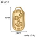 Macro shot of 1.8cm x 1.0cm gold rectangular floral embossed pendant, weight 1.4g - Floral Square Tag (BP3871B)
