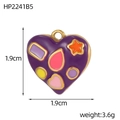Dettaglio di un ciondolo a cuore viola con stelle in smalto colorato e intarsi - Stile Cuore Fantasia Viola (HP2241B5)