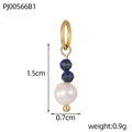 Detail van een roestvrijstalen gouden hanger met twee blauwe lapis en een witte parel - Lapis Blauwe Kraal & Kunstparel Verticale Hanger (PJ00566B1)