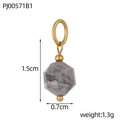 Detailweergave van een geometrische grijze natuurstenen hanger met gouden metalen ringetje - Grijs Marmeren Steen Zeshoekige Hanger (PJ00571B1)