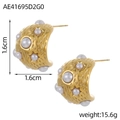Detail view of gold C-shaped earrings with hammered texture and faux pearls, 1.6cm size - Gold Hammered Texture Pearl (AE41695D2G0)