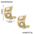Detail of vintage gold C-shape earrings with brushed texture and three white pearls - Gold Brushed Vertical Pearl C-Shape (AE43095D2G0)
