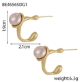 Detail view of gold matte C-shaped earrings with pearls and precise dimensions 1.9cm x 2.1cm - Gold Streamlined Light Pink Pearl (BE46565DG1)