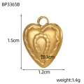 Detail van afmetingen 1,5cm bij 1,2cm van een gouden hart hanger met reliëfpatroon - Hoefijzertextuur Reliëf Hart Hanger (BP3365B)