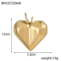 Macro-opname van gouden hartvormige roestvrijstalen hanger, afmetingen 1,1x1,3cm - 3D Pof Hart Hanger Spiegelglans (BP43572DW0)