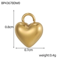 Macro-opname van 0,8 cm gouden hart hanger met afmetingen en gewicht van 0,4 g - Spiegelgepolijste Mini Hart Hanger (BP43678DW0)