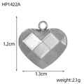 Gedetailleerde weergave van zilveren hart hanger met ruitpatroon en maten 1,2cm x 1,3cm - Gewatteerd Reliëf Ambacht Hart Hanger (HP1422A)