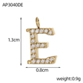 Détail du pendentif lettre E doré avec oxydes de zirconium et mesures de 1,3 cm - Style Lettre E (AP3040DE)