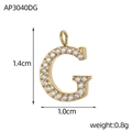 Vue macro du pendentif lettre G doré avec zircons sertis et dimensions de 1,4 cm - Style Lettre G (AP3040DG)