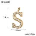 Vue détaillée du pendentif lettre S plaqué or avec zircons et dimensions du produit - Style Lettre S (AP3040DS)