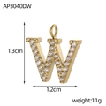Vue détaillée du pendentif lettre W doré avec zircons et dimensions précises indiquées - Style Lettre W (AP3040DW)