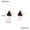 Dettaglio orecchini di perle geometrici con smalto nero e montatura dorata con misure - Stile Triangolare Nero (GE00567B-4)