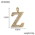 Gros plan d'un pendentif lettre Z plaqué or de 1,3 cm serti de zircons cubiques - Style Lettre Z (AP3040DZ)