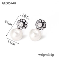 Detalle de los pendientes de perlas con broches florales de cristal y medidas dadas - Estilo Floral Negro (GE00574H)