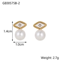 Vista detallada de pendientes de rombo con perla blanca y marco dorado de 1.4cm - Estilo Rombo Blanco (GE00575B-2)
