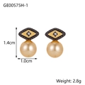 Detalle de pendientes de rombo con nácar y dimensiones precisas de 1,4 cm por 1,0 cm - Estilo Rombo Vintage (GE00575H-1)