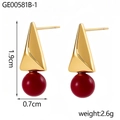 Detalle de pendientes triangulares dorados con cuentas rojas y dimensiones especificadas - Estilo Cuenta Roja Dorada (GE00581B-1)