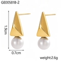 Detalle de pendientes geométricos en oro de 18K con perlas blancas y triángulo - Estilo Cuenta Blanca Dorada (GE00581B-2)