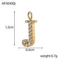 Vue détaillée du pendentif lettre J doré serti de zircons pour bijoux DIY - Style Lettre J (AP3040DJ)