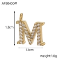 Détail du pendentif lettre M doré serti de zircons, dimensions 1,2 x 1,1 cm - Style Lettre M (AP3040DM)