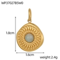 Makroansicht eines 1,8cm goldenen Vintage-Anhängers mit grünem Edelstein und Blumenmuster - Gold Hellgrüner Stein Runde Platte Anhänger (WP37027B5W0)