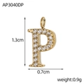 Vue détaillée du pendentif lettre P serti de zircons en finition dorée avec mesures - Style Lettre P (AP3040DP)