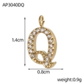 Détail du pendentif lettre Q plaqué or PVD avec pavage de pierres en zircone - Style Lettre Q (AP3040DQ)