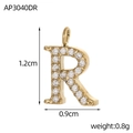 Détail macro du pendentif lettre R plaqué or avec zircons micro-pavés et dimensions - Style Lettre R (AP3040DR)
