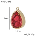 Macro-opname van rode zirkoon hanger in gouden zetting, afmeting 1,6x1,2cm - Rood (XP49421D2)