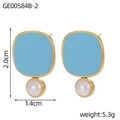 Dettaglio di orecchini in smalto azzurro con perla bianca e bordo in metallo dorato - Quadrato in Smalto Blu Cielo (GE00584B-2)