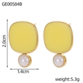 Dettaglio degli orecchini in smalto giallo e perle con montatura rettangolare dorata - Rettangolo Arrotondato in Smalto Giallo (GE00584B)