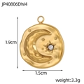 Détail macro du pendentif lune et étoile doré vintage avec texture martelée et zircon - Pendentif Pièce Ronde Lune Étoile Strass Blanc (JP40806DW4)