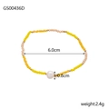 Detalle de la pulsera de cuentas con perla blanca mostrando un diámetro de 6,0 cm - Cuentas Amarillas Perla Blanca (GS00436D)