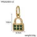 Detalle de colgante candado de corazón dorado con circonitas verdes y dimensiones - Colgante de Cerradura de Corazón Verde (YP02020D5-LS)