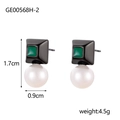 Detalle de pendientes vintage con piedras verdes y perlas blancas redondas - Estilo Cuadrado Verde (GE00568H-2)