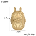 Dettaglio del ciondolo dorato rettangolare con incisione malocchio, misura 2,8cm x 1,9cm - Ciondolo rettangolare dorato con malocchio e raggiera (BP3559B)